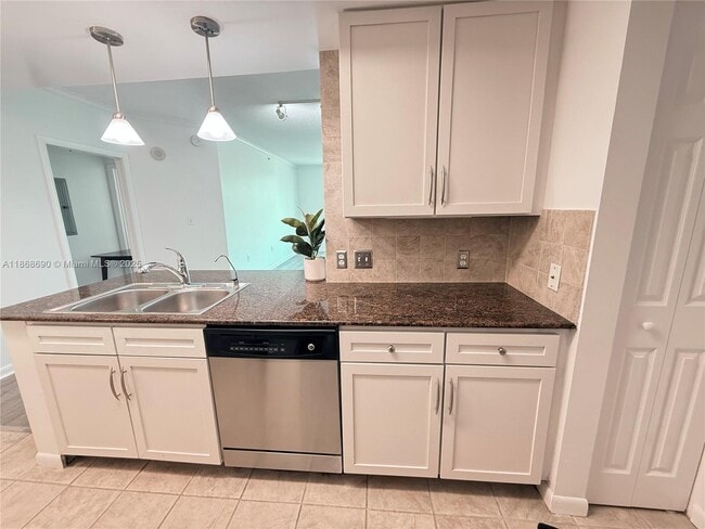 2000 N Bayshore Dr in Miami, FL - Building Photo - Building Photo