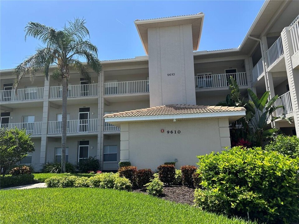 9610 Club S Cir in Sarasota, FL - Building Photo