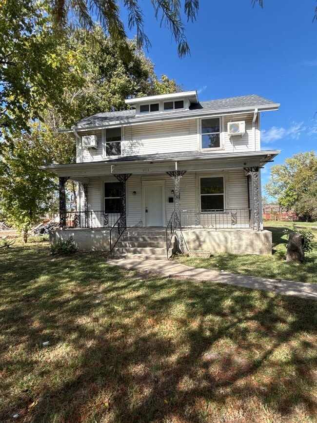 1033 E Commercial St in Springfield, MO - Foto de edificio - Building Photo