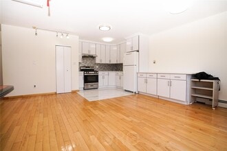 147-45 Barclay Ave in Queens, NY - Building Photo - Building Photo