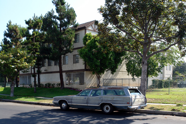 5469 W 99th Pl in Los Angeles, CA - Foto de edificio - Building Photo