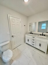 409 St Johns Ln in Poinciana, FL - Foto de edificio - Building Photo