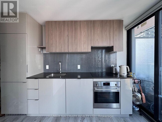 161 Roehampton Ave in Toronto, ON - Building Photo - Building Photo