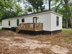 Whispering Pines in Thomasville, GA - Building Photo