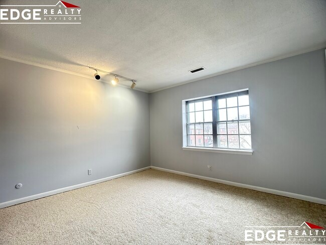 178 Lake Shore Rd, Unit 2 in Boston, MA - Foto de edificio - Building Photo