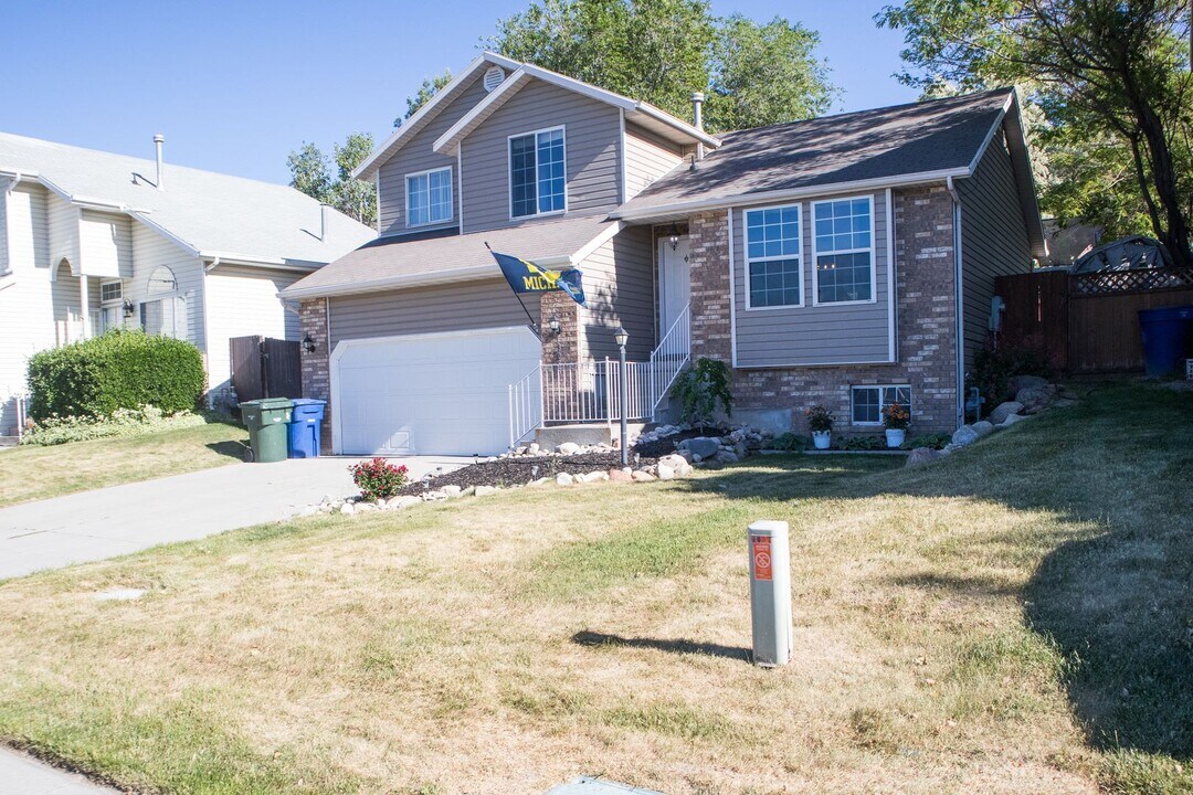 3055 Westcove Dr in West Valley City, UT - Building Photo