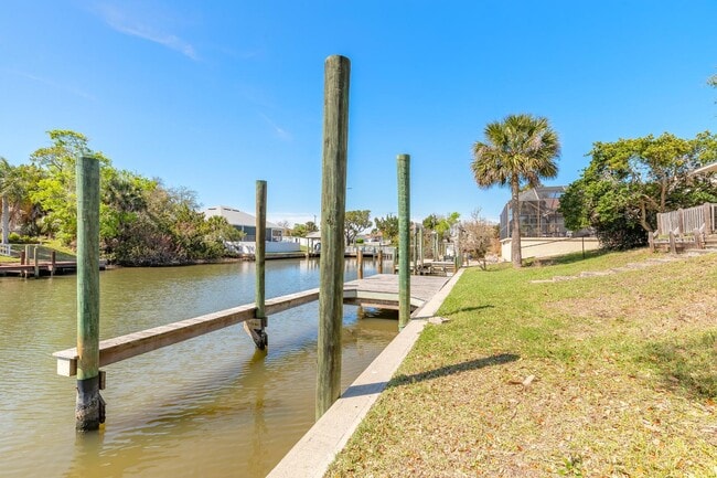 property at 10 Cormorant Ct