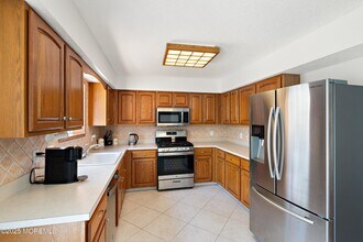529 Alexander Ave in Brick, NJ - Foto de edificio - Building Photo