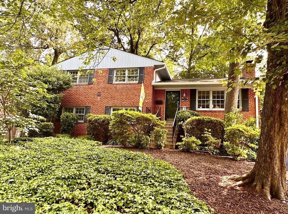 809 E Timber Branch Pkwy in Alexandria, VA - Building Photo