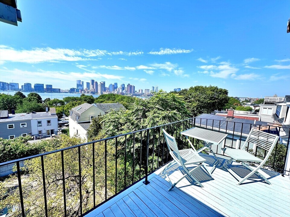 141 Webster St in Boston, MA - Building Photo