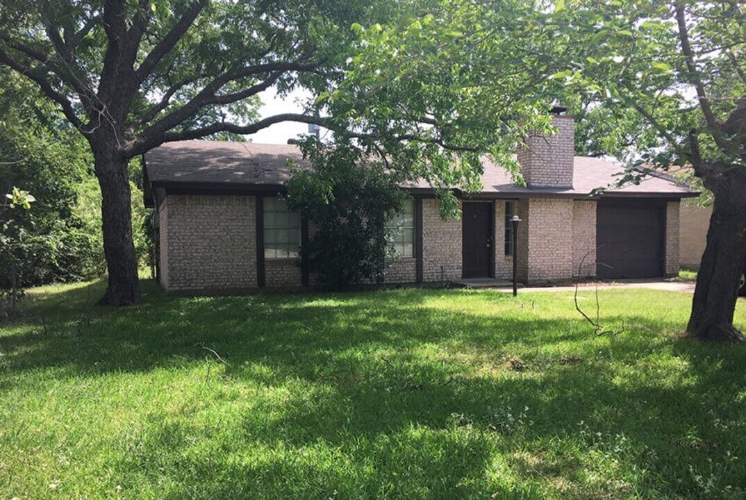 3028 Montclair Pl in Denton, TX - Building Photo