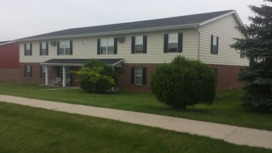 2125 Sylvan Way in West Bend, WI - Foto de edificio - Building Photo