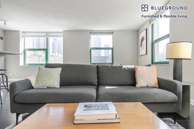 77 W Huron St in Chicago, IL - Building Photo - Building Photo