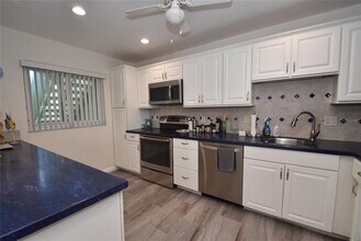 1520 Pelican Point Dr in Sarasota, FL - Building Photo - Building Photo