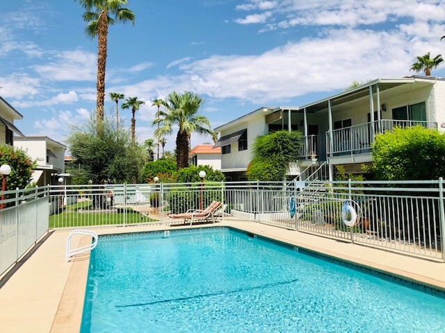 Sunset Villas in Palm Desert, CA - Building Photo