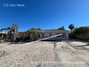 112 Lido Dr in St Pete Beach, FL - Foto de edificio - Building Photo