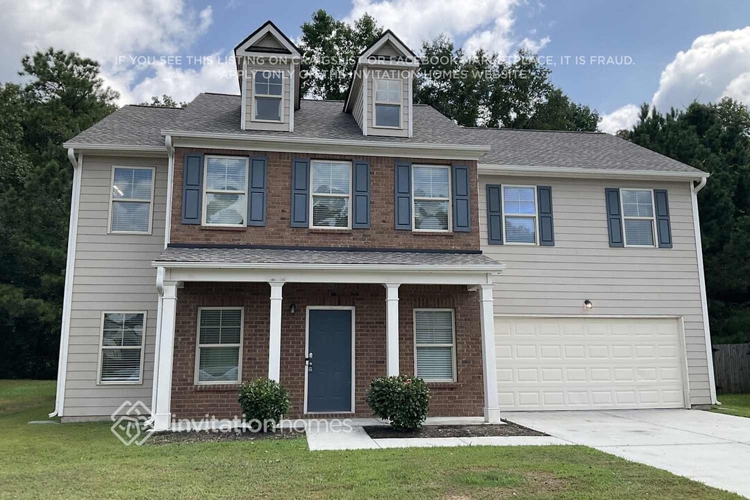 4121 Oak Field Dr in Loganville, GA - Building Photo