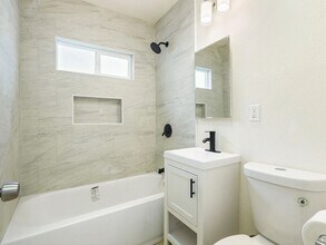 11812 S Main St, Unit 2 in Los Angeles, CA - Foto de edificio - Building Photo