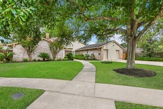 8911 Birdwood Ct in Houston, TX - Building Photo - Building Photo