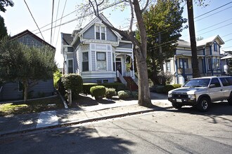 2122 Buena Vista Ave in Alameda, CA - Foto de edificio - Building Photo