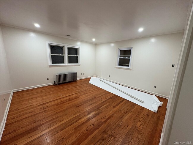 260 Biltmore Ave in Elmont, NY - Foto de edificio - Building Photo