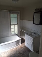230 W Main St, Unit 2 in Milan, MI - Foto de edificio - Building Photo