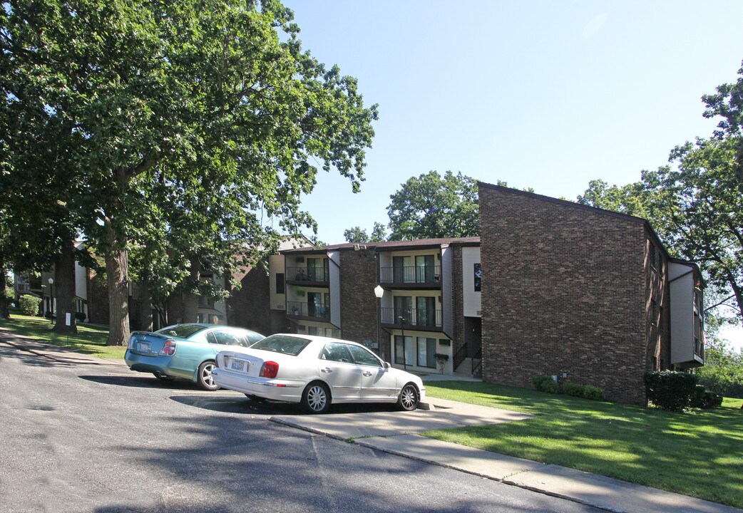 Sherwood Apartments in Aurora, IL - Building Photo