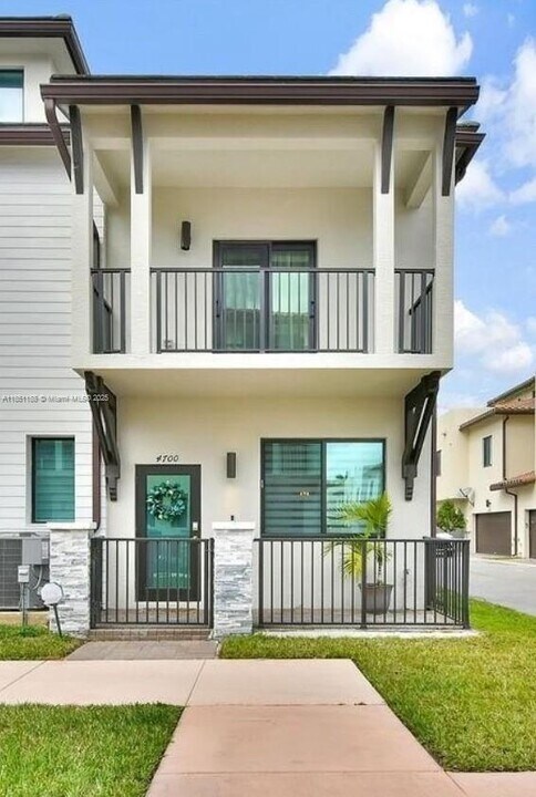 4700 NW 83rd Psge in Doral, FL - Foto de edificio