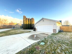 4160 E Carnation Ct in Boise, ID - Foto de edificio - Building Photo