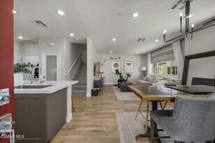 2556 Little Rock Lane in Simi Valley, CA - Building Photo