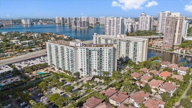 19380 Collins Ave in Sunny Isles Beach, FL - Foto de edificio - Building Photo