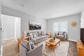 Wakonda Village and Manor Apartment Homes in Des Moines, IA - Building Photo - Building Photo