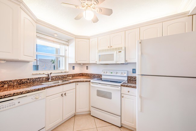 1169 Hillsboro Mile-Unit -207 in Hillsboro Beach, FL - Building Photo - Building Photo