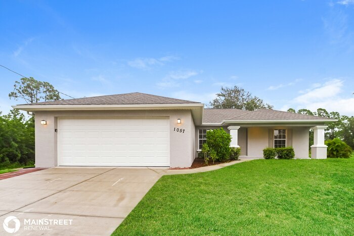 1057 Lilac St E in Lehigh Acres, FL - Foto de edificio