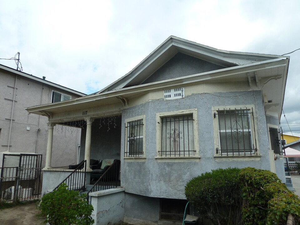 1117 W 38th St in Los Angeles, CA - Building Photo