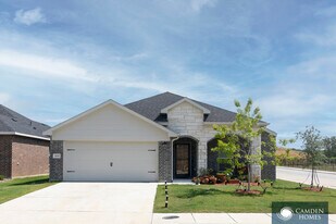 2002 Yale St in Farmersville, TX - Building Photo