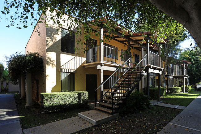 Casa Madrid Apartments in Lakewood, CA - Building Photo - Building Photo