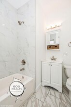 2734 W Logan Blvd, Unit 1 in Chicago, IL - Foto de edificio - Building Photo