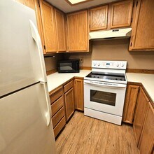 13717 Linden Ave N, Unit 215 in Seattle, WA - Building Photo - Building Photo