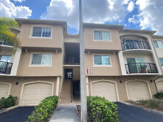 1700 Crestwood Ct S