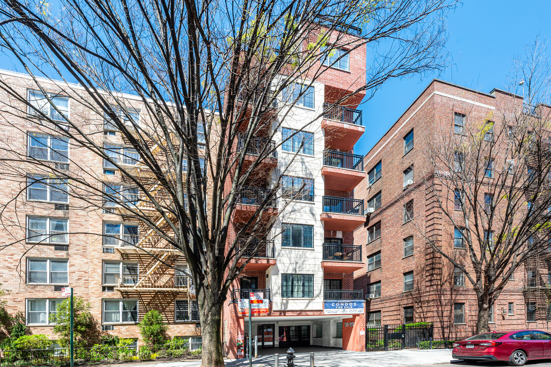 31-22 29th St in Astoria, NY - Building Photo