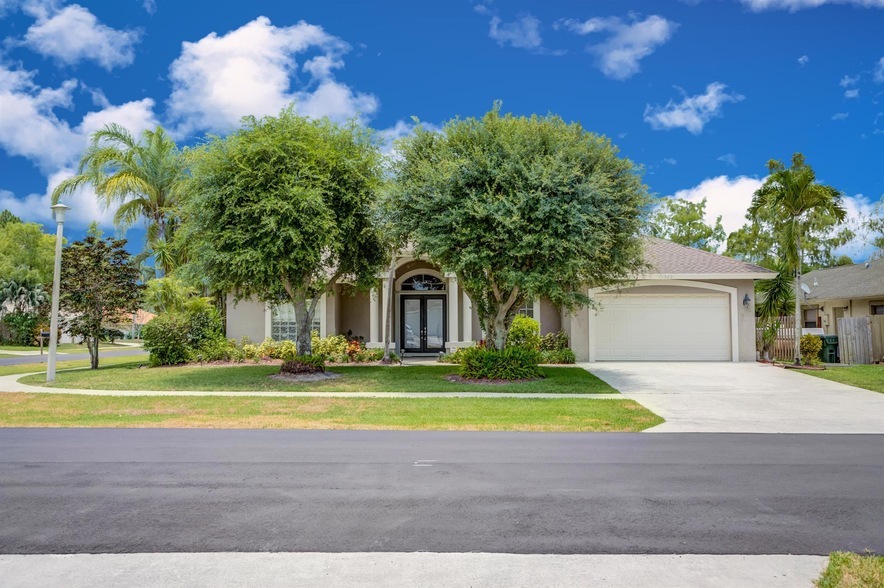 1500 Firethorn Dr in Wellington, FL - Building Photo