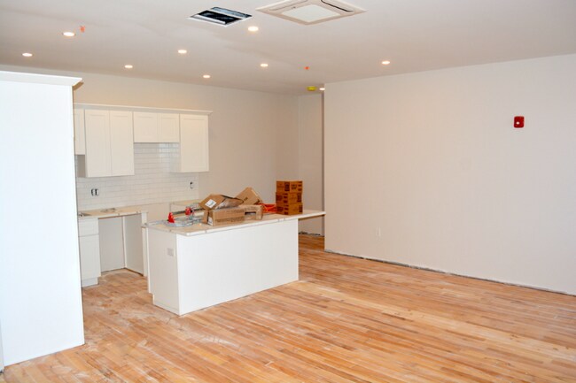 461 Main St-Unit -204 in East Greenwich, RI - Building Photo - Building Photo
