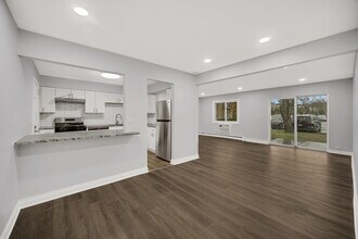 10361 Dearlove Rd in Glenview, IL - Building Photo - Building Photo