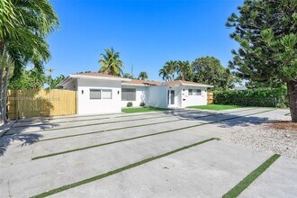 10801 Peachtree Dr in Miami, FL - Foto de edificio - Building Photo