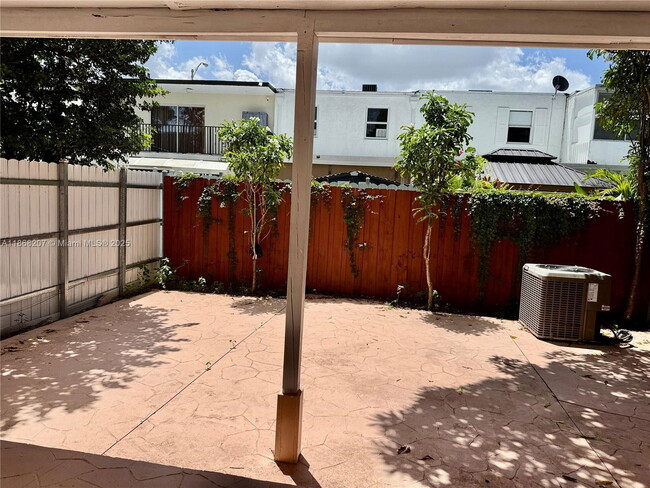 890 W 81st Pl in Hialeah, FL - Building Photo - Building Photo