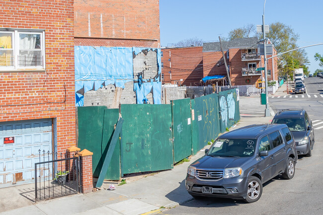 11072 Corona Ave in Flushing, NY - Foto de edificio - Building Photo