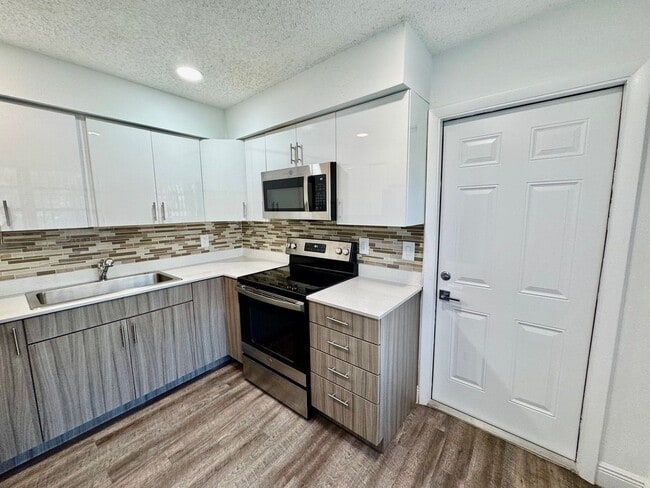 100 SW 9th St in Hallandale Beach, FL - Building Photo - Building Photo