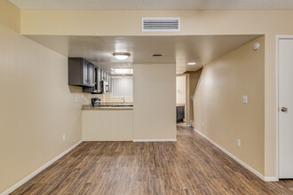 Acoma Thunderbird Townhomes in Glendale, AZ - Foto de edificio - Interior Photo