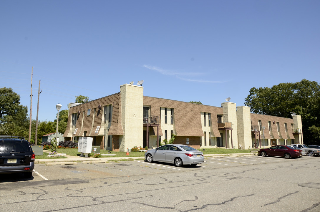 Cedar Grove Apartments in Wrightstown, NJ - Building Photo